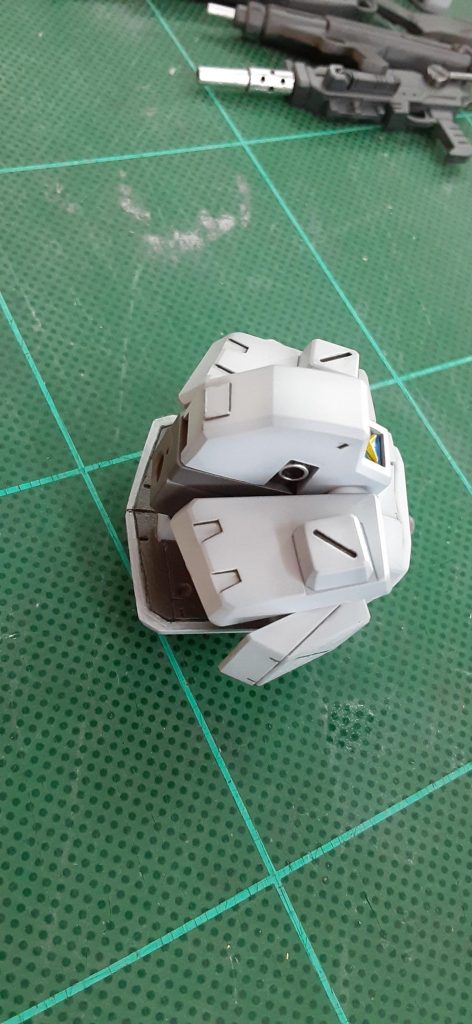 目立たないところですが、ふんどし横の小さなバーニア?は別パーツで作成。リアアーマー裏はパテで裏打ちしてあります。