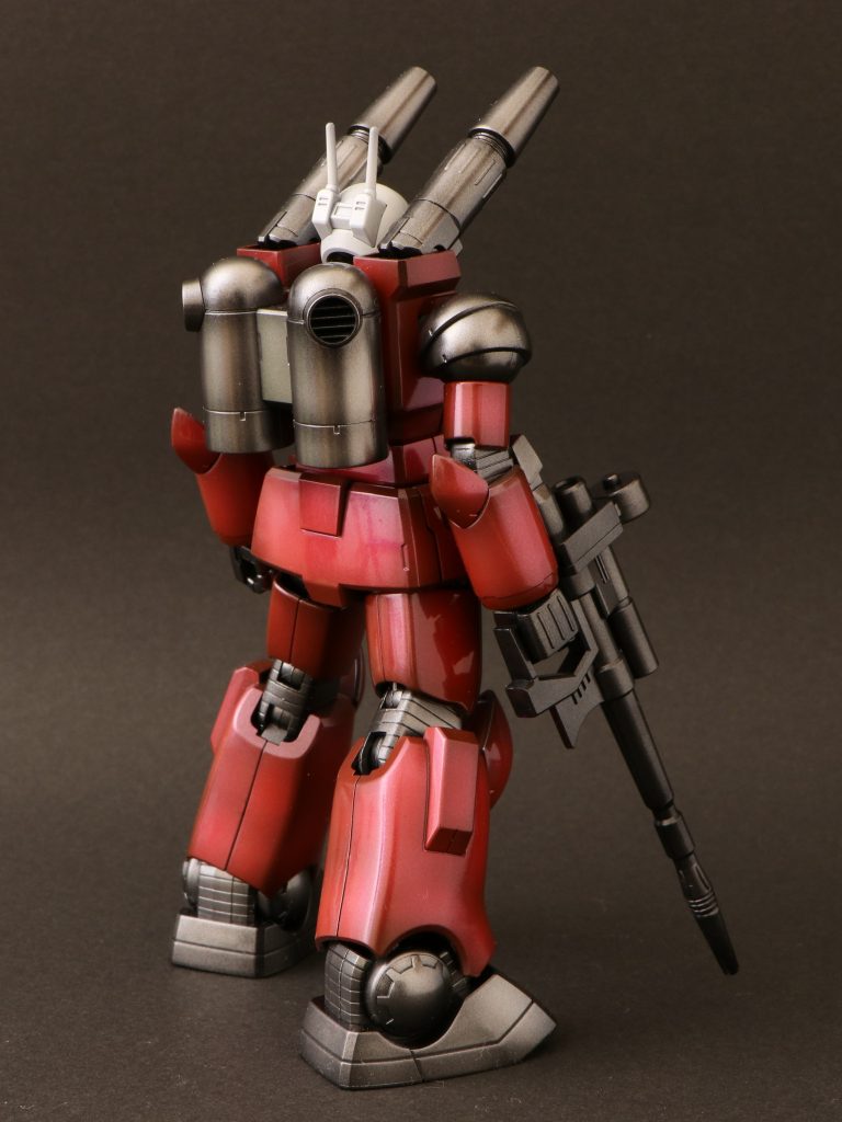 目立つ合わせ目が頭、肩、バックパック、関節、キャノンを含む武器類にあったので、いつものように流し込みセメントを使って簡単に処理してあります。