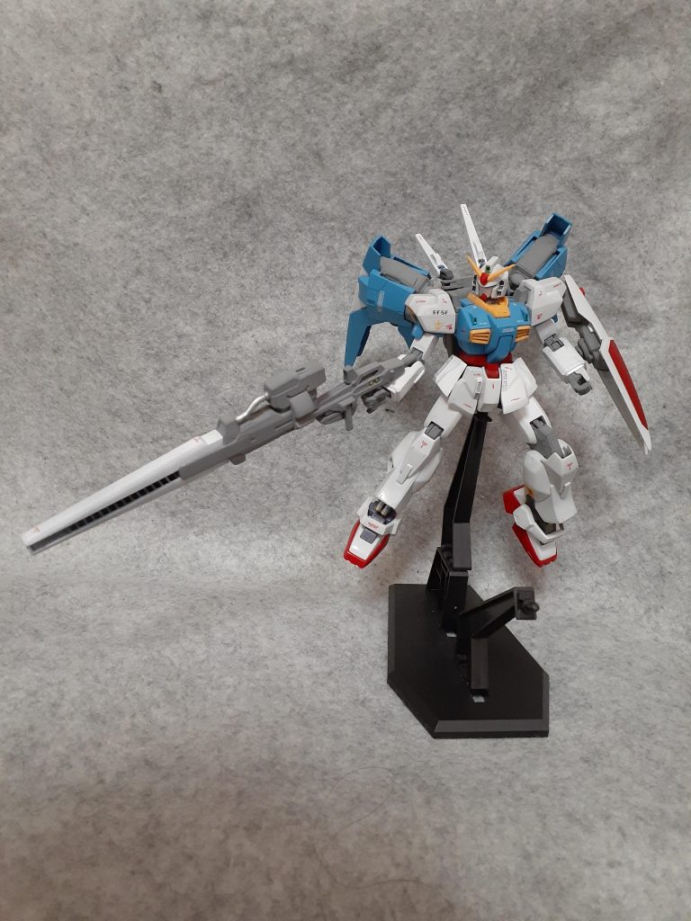 カラーリングはアムロカラーで、ライフルは前半分をジャンクパーツで制作。