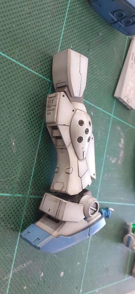 ブラウン系で軽くウォッシングをしたあと、ドライブラシしました。太ももは延長した後、縦一線だった分割線を一旦埋め、新規に掘り直しています。