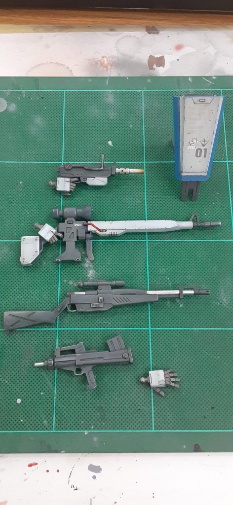 武器一式もウェザリングして、マシンガンのマズルはヒートグラデみたくして遊びました。武器のセンサー部分はクリアーレジンです。