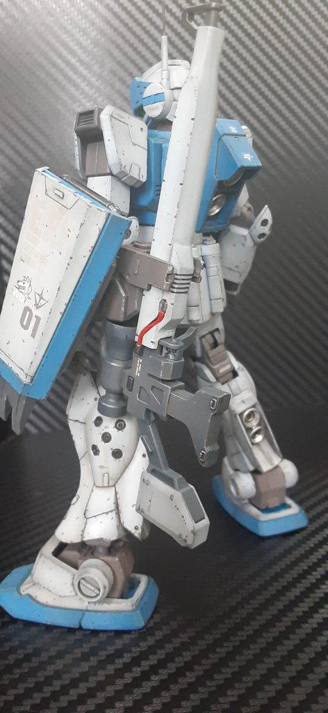 シールドのジョイントパーツのダボに取り付けられるオリジナルのラックをジャンクパーツで作りました。付属のすべての武器をマウントさせることができます。