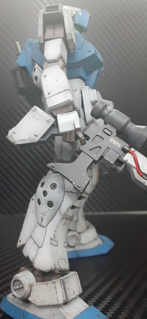 脚部はジム3の足首に換装。アンクルガードのくるぶし部分が干渉したため、すね側のサイドを削り込んで形状変更してあります。