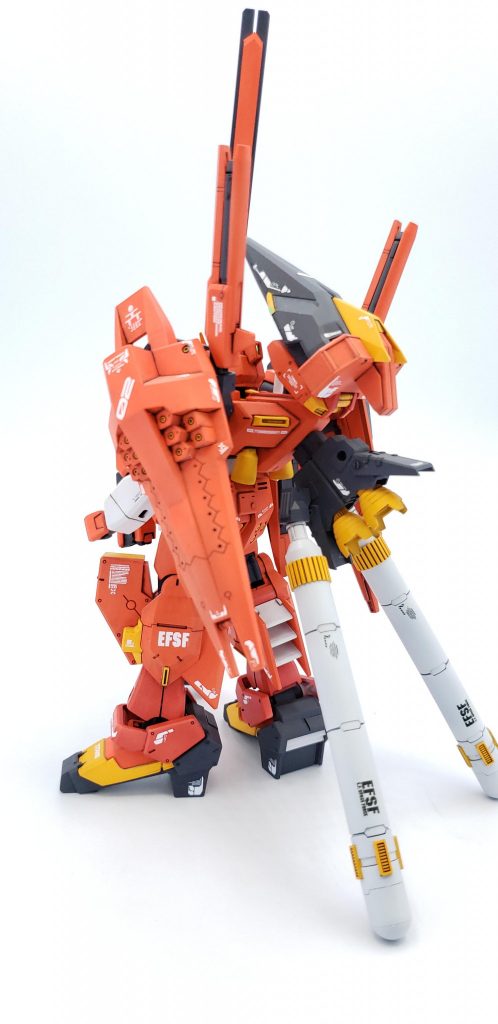 両肩にシールドブースター装備、プロペラントタンク追加し通常の3倍の出力を実現…🤭