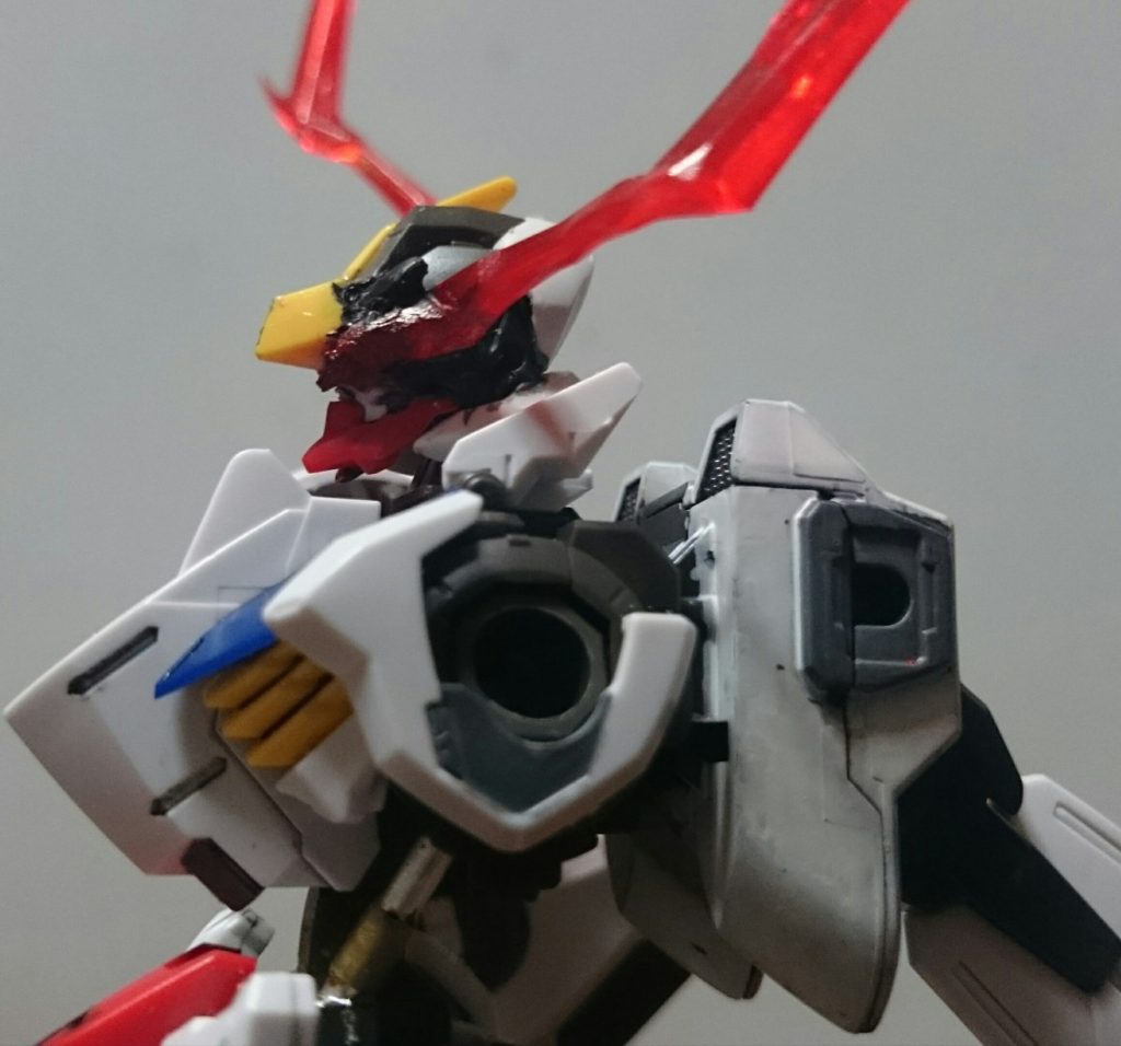 アンテナの左側半分を除外、そして左側頭部の白い装甲を剥がして、剥がした箇所をテキトーに切り刻んで、ダメージっぽくした後に塗り潰して誤魔化しっス。流石にガンダムフレームを再現する技術はない！