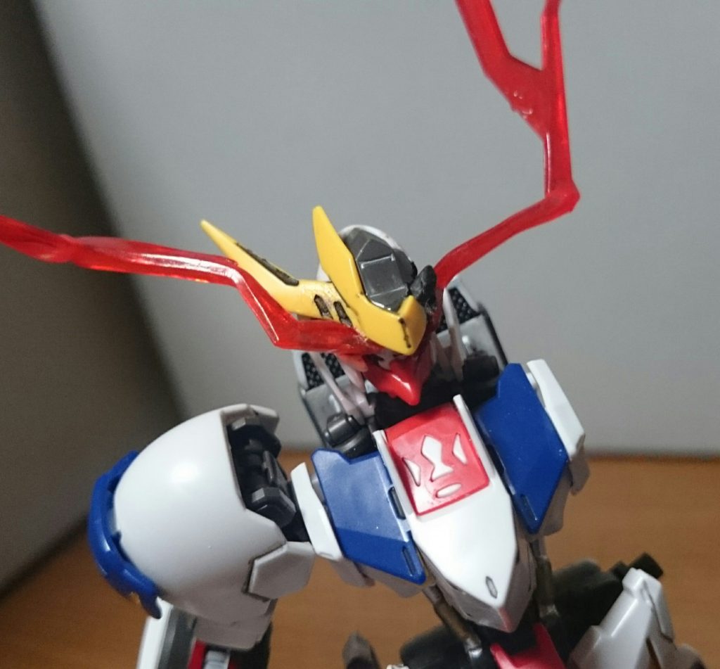 破損したアンテナから露出したアンテナのフレームも再現！これはジャンクパーツをそれらしく切り出して接着・塗装しただけっスね