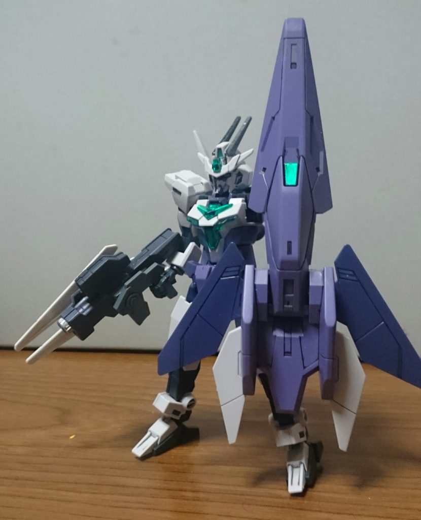 ・コアガンダムｉコアガンダム アイ。G-3カラーのコアガンダムIIを観光アーマー用に改修したものっス。内容は頭部にアンテナを追加して索敵能力強化、そしてコアスプレーガンを廃して代わりに、撮影用のライフル型ガンカメラを装備。 ガンカメラはマーズアーマーのビッグビームバズーカの砲身を除き、レンズを追加、そしてセンサー強化目的のセンサービットとグリップ(グリップパーツは30MMのものを使用)を追加。そして手の甲パーツ追加っス頭部の追加アンテナはアースリィのライフルパーツのバレル先端を使用