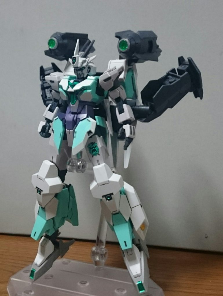 ・プルストラガンダム名前の由来はPLUTO + EXTRA(番外)から。非戦闘系のアーマーなので、武装は最低限。コアガンダムの固定装備(バルカン&サーベル)とブースター代わりのコンテナビット、センサービットのビームガンだけっス。…………やっぱこれ最低限かな…セオリーから外れてるとはいえ、けっこう武器積んでるのではアーマー各部の白い塗装箇所は長時間の稼働を見越した太陽光パネル。陽の光を動力に変換する設定っス腕へのアーマー取り付けはナシっスね。理由はこれ以上取り付けてもごたごたするだけなのと、肩アーマーはバックパックに取り付けてるっス