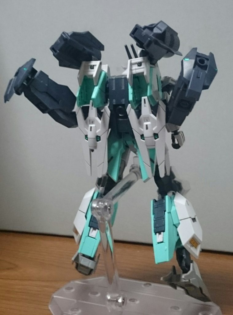 ・背面背中にはブースター代わりのコンテナビット、センサービット×2、そして撮影用のカメラを装備っス