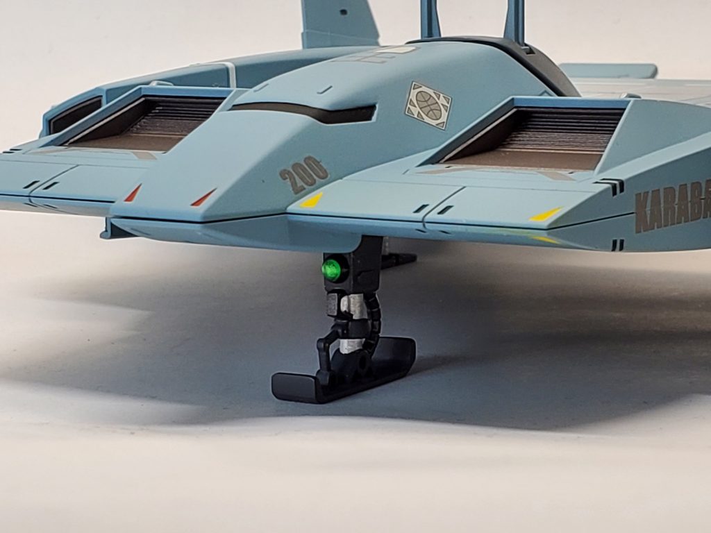 着陸脚も丁寧に塗り分けました。照明灯も追加してます😄