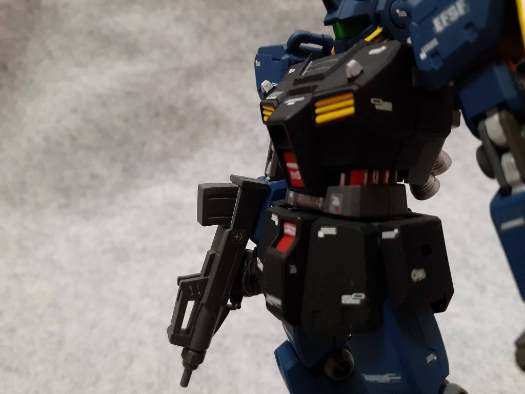 見えにくいですがウエストにパイプやらスプリングを仕込んでます。