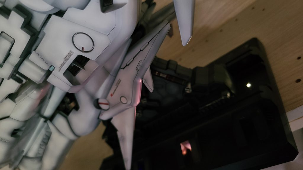 台座にはLEDを組み込んでみました