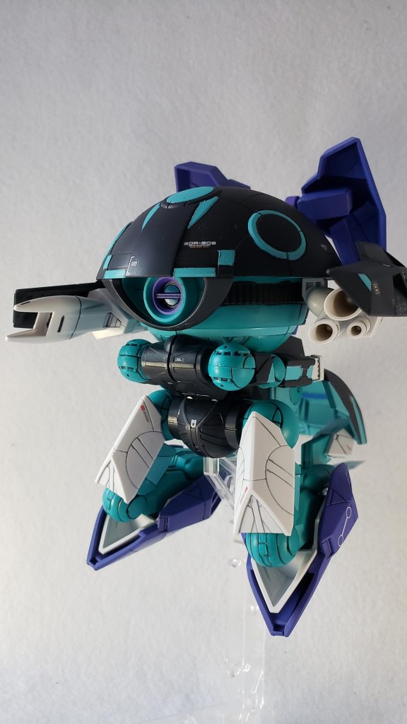 高速飛行にゃんこ形態。プラスアーマーはリライジングガンダム時にスカートアーマー内側になるからと肉抜きにされている部分が目立つため、プラ板を貼って埋めてから塗装しました。パテ使って埋めるのと上手く使い分けられるようになるといいなあ。