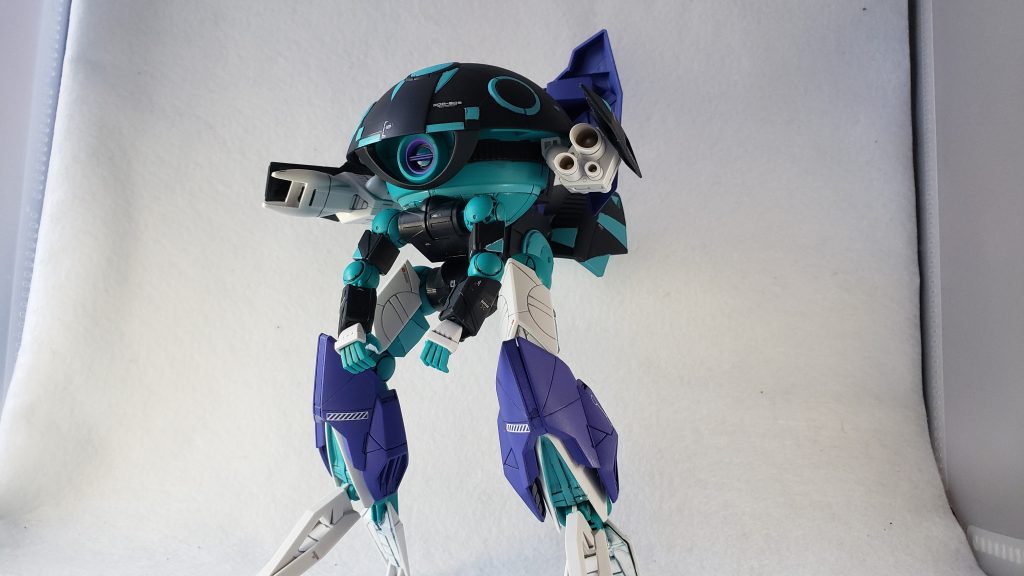 カラーレシピ下地:Mr.ベースホワイトかかと・背面ホワイト追加部分:ガンダムマーカーEX ニューホワイト頭部・リアアーマー・足首等ブルーグリーン追加部分:タミヤ コーラルブループラスアーマー部分:タミヤ ブルーバイオレットアイセンサー周辺部分:ガンダムマーカー MSパープルアイセンサー部分:ガンダムマーカー コスモメタブルーリアアーマーセンサー部分:ガンダムマーカー MSライトブルー墨入れ:ガンダムマーカースミ入れ用極細ブラック&グレー