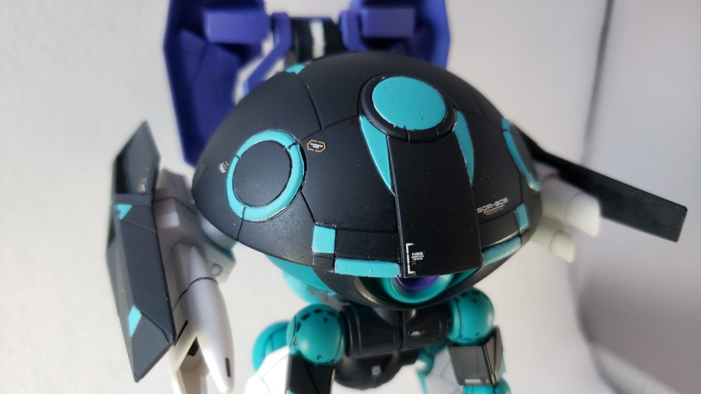 デカールは今回、「左右交互だが非対称」をテーマに貼り付けていきました。ハイキューパーツのオレンジ&ホワイトとレッド&ブラックの二色デカールが差し色のディティールに負けない存在感を発揮してくれていて嬉しい。