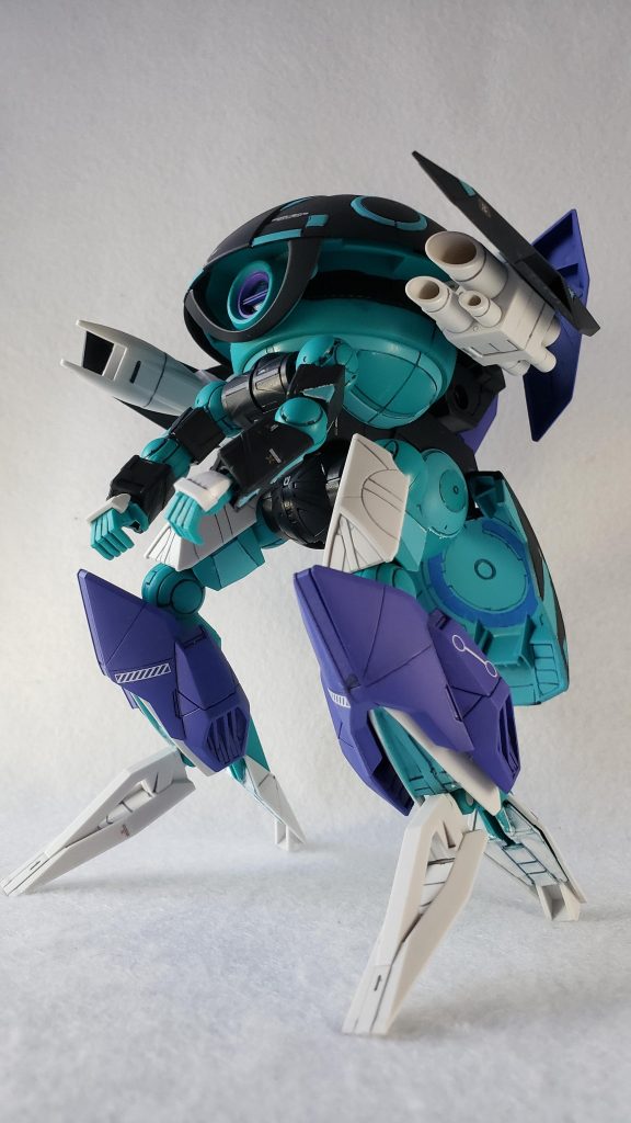 巨大な頭部やリアアーマーにぺたぺたテープを貼ってマスキング&塗装。リアアーマーの一部を除くと黒のままでも設定通りなのですが、造形が細かいので青緑の差し色を加えるだけですごく映えます。下地に使用したMr.ベースホワイトが若干はみ出したりしていて、お世辞にも精度は高いとは言い難いですが……(一部ガンダムマーカーの墨入れ用極細ペンで誤魔化してある)