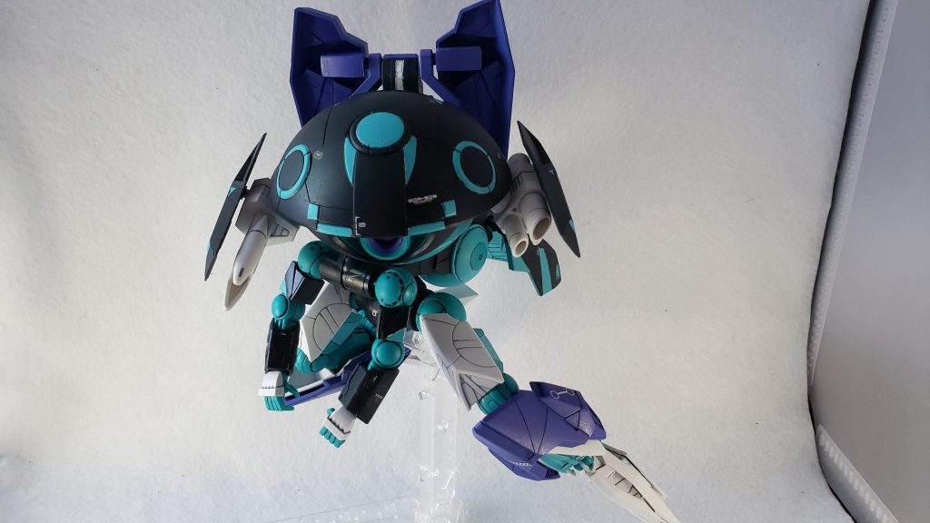 プラスアーマーの肉抜きをプラ板で塞いで塗装、後はスミ入れとつや消しで簡単フィニッシュ……のつもりだったのですが、確認してみると足首やリアアーマー内側のブルーグリーン、かかと部分のホワイトなど意外と要塗装箇所が多い。ガンプラ製作復帰が第一の目的だし無視しようかとも思ったのですが、結局捨て置けず部分塗装することに。折角なので塗装によるディティールアップも試みました。