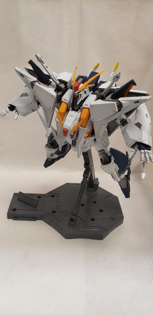 降下ポーズが気に入っているので、今回は武器は持たせていません。