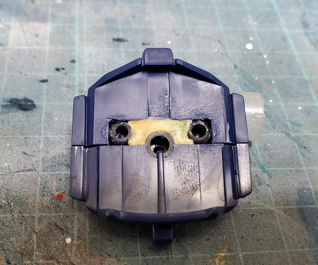 足の幅は少し広げて全体のバランスを調整しています。