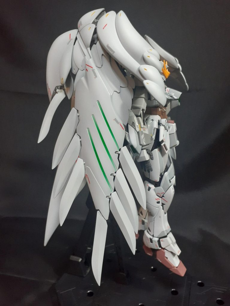 羽は立体感を出す為グレー立ち上げ塗装しました。