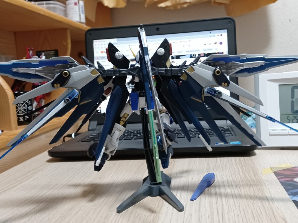 後ろですw僕はこういうでっかい羽が好きなのでいっつも羽を作る度に中間にバカやってンな~って言われますw