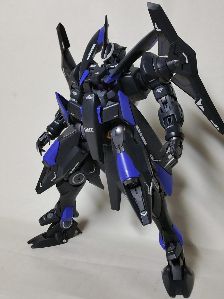 素立ち姿。つま先の接地性があまりよくないのか前後にすぐ倒れがちで立てる角度が固定され気味かもです……