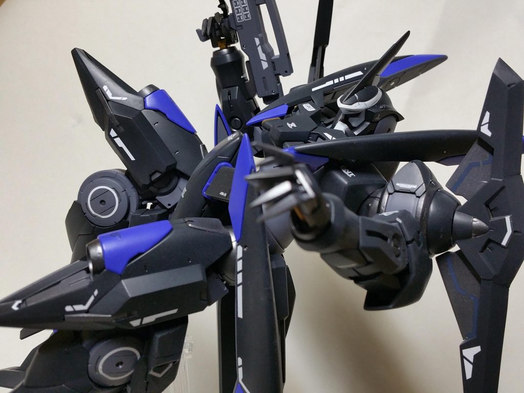 ある程度ポーズを付けて。スタンドとの接続もちょっと甘めなので動かすのが怖い!