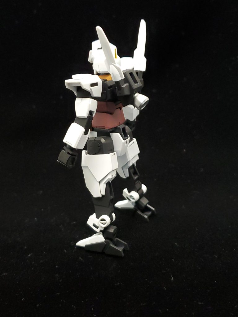 地上戦を想定している為コアガンダムはリアルタイプカラーで塗装しましたアンテナはリゼっぽく短くしておりますドッキングする仕様上デカールはほとんどありませんね