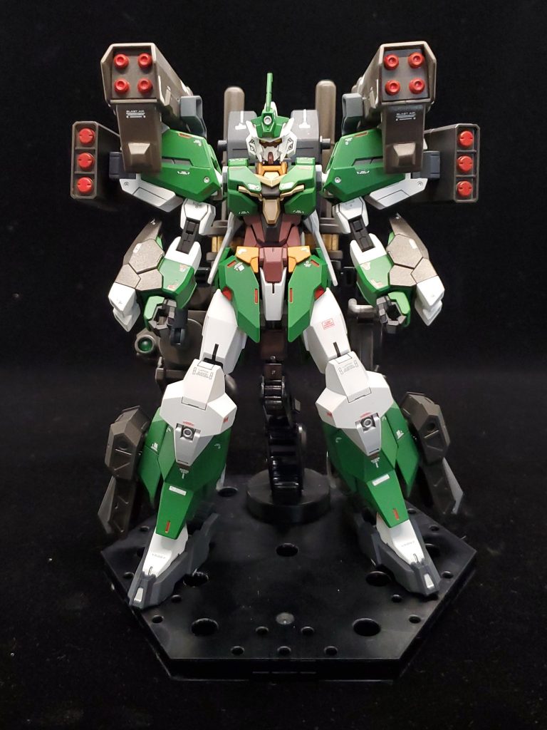 コアチェンジ・ドッキングゴー！という訳でユニットを装備したフロントビュー肩部のミサイルユニットは既存の3mm穴で接続していますサタニクスユニットは3mm穴が追加されているのでオリジナリティーが出しやすいですね