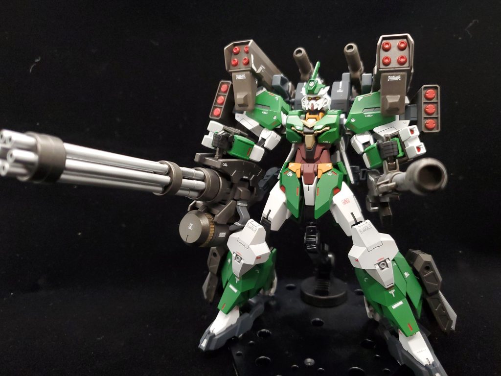 フルバースト！武装は右手に大型ガトリング、左手にバズーカ、肩部にミサイルランチャー×2、腕部に小型ミサイル、背部にグレネードランチャー×2と装備しています代償としてバランスがかなりとり辛くアクションベースが必須になりました…