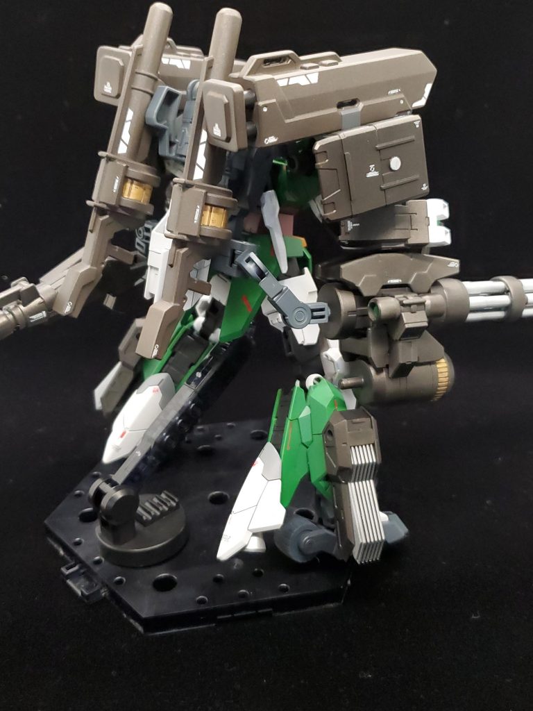 リアビューこのゴチャゴチャ感がお気に入りです足回りが寂しく感じたのでピンバイスで穴をあけて色々盛ってみました