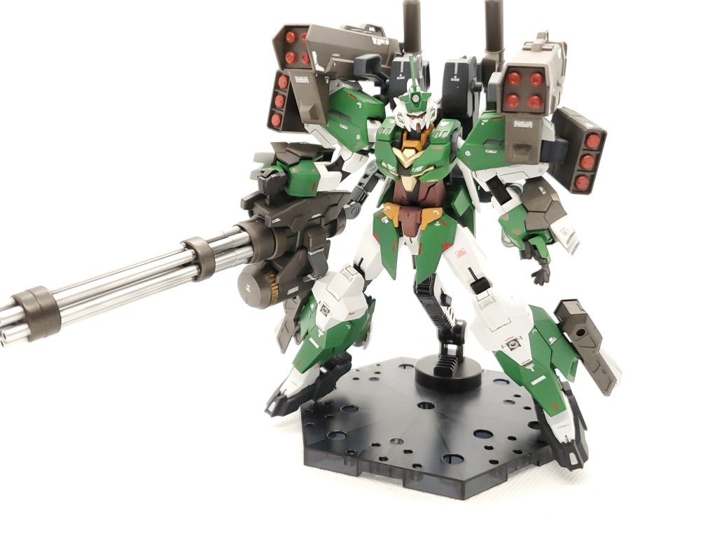 ここから白背景で武装を盛り過ぎたせいでコアハンガーに装備できないという弊害があるため全弾撃ち尽くし次第即換装という戦闘スタイルかな