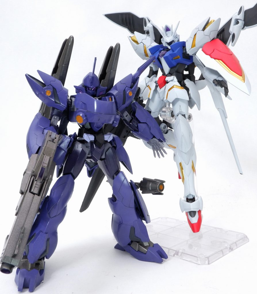 ▲以前投稿したフェイクガンダムレギルスと。どちらも人気のライバル機です。空中のレギルス、地上のケンプファーみたいにコンビで戦うのかもしれない。