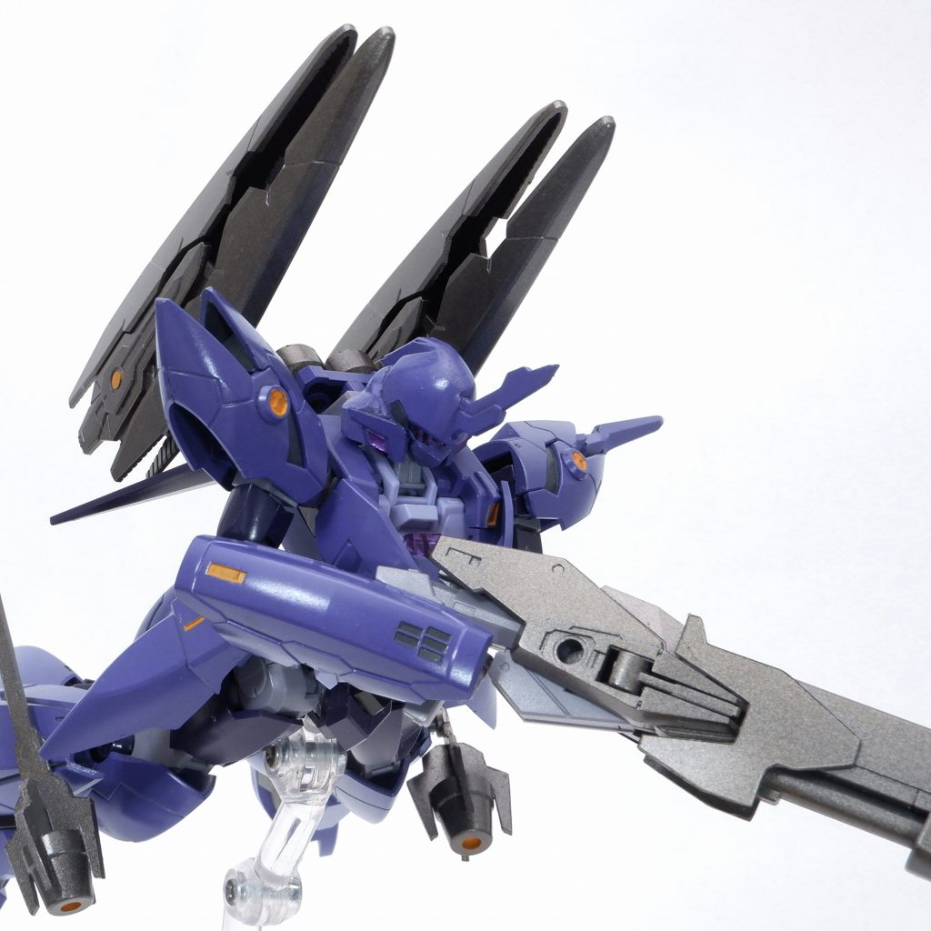 ▲ケンプファーといえば前傾姿勢での急接近。エクバでは特格です。オリジナルのケンプファーと同様、スラスターを増設し不要な装甲を省いた設計です。