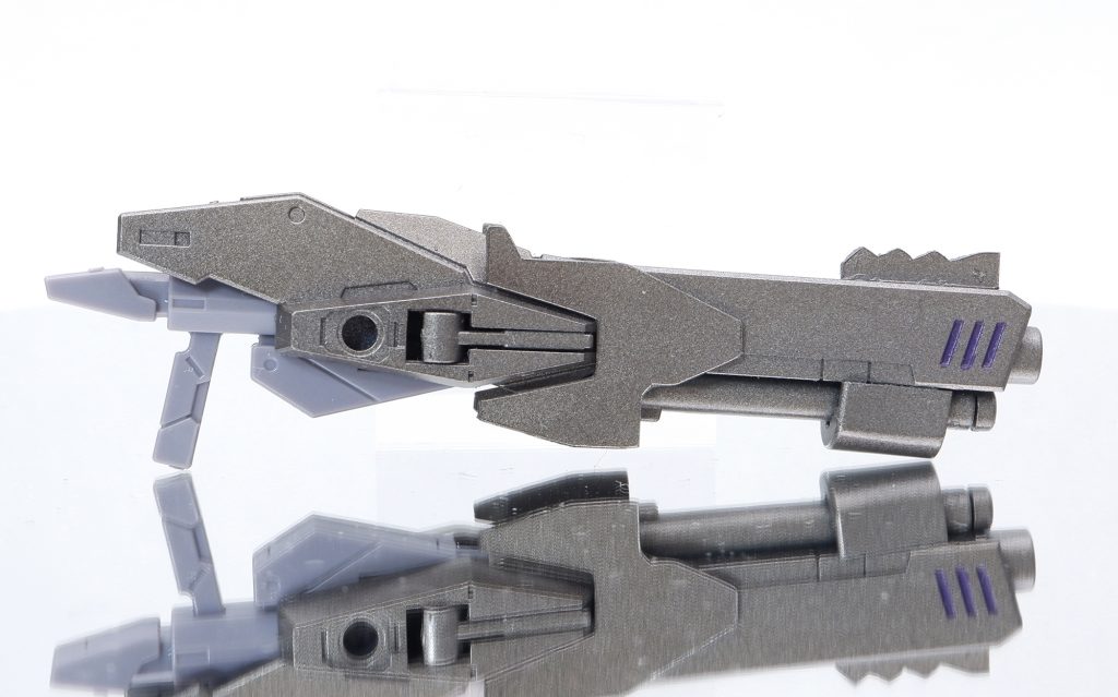 ▲ライフル。ユーラヴェンのライフルにリーオーのバズーカをくっつけています。ギザギザのパーツを付けることでアルスっぽさを出しています。