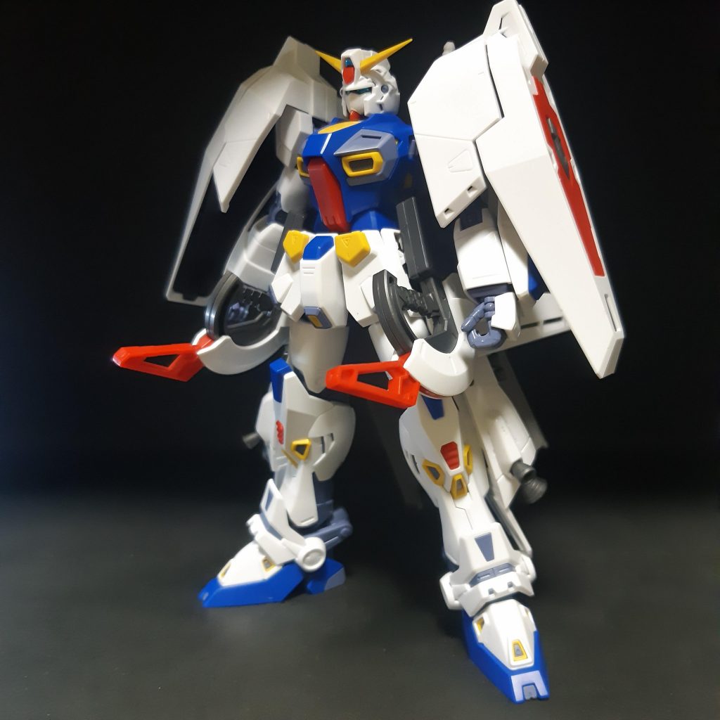 斜め前から。剣はエネルギーパックを介して腰にマウント。足はDタイプの高機動ブースターです。