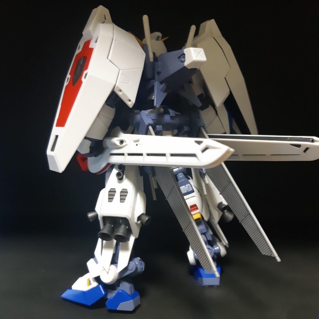 斜め後ろから。バックパックはFタイプ。腰はEタイプにしてみました。見た目だけで選んだので細かい設定は無しです。