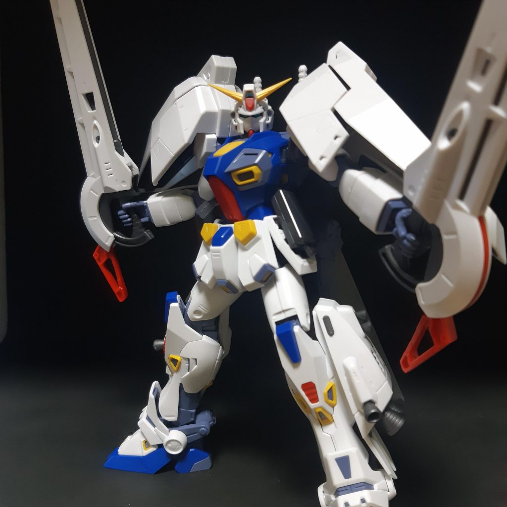 正直、指のポロリが酷くて派手なポージングは厳しいです。HGみたいに握り専用の手が欲しい。