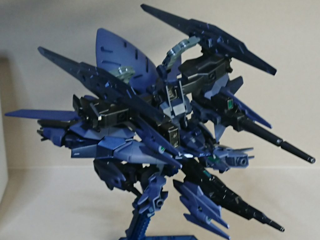 コアガンダムⅡへ装着する前にコアハンガーに装着してみました。少し強引だったかもしれませんが、しっかり収まってます。キュベレイのおかげでこちらもバランス良く見えます。まだまだビルダーとしては未熟ながらも個人的には満足できる作品となりました。もっと多くの技術を学んでこれを超える作品を作りたいですね。