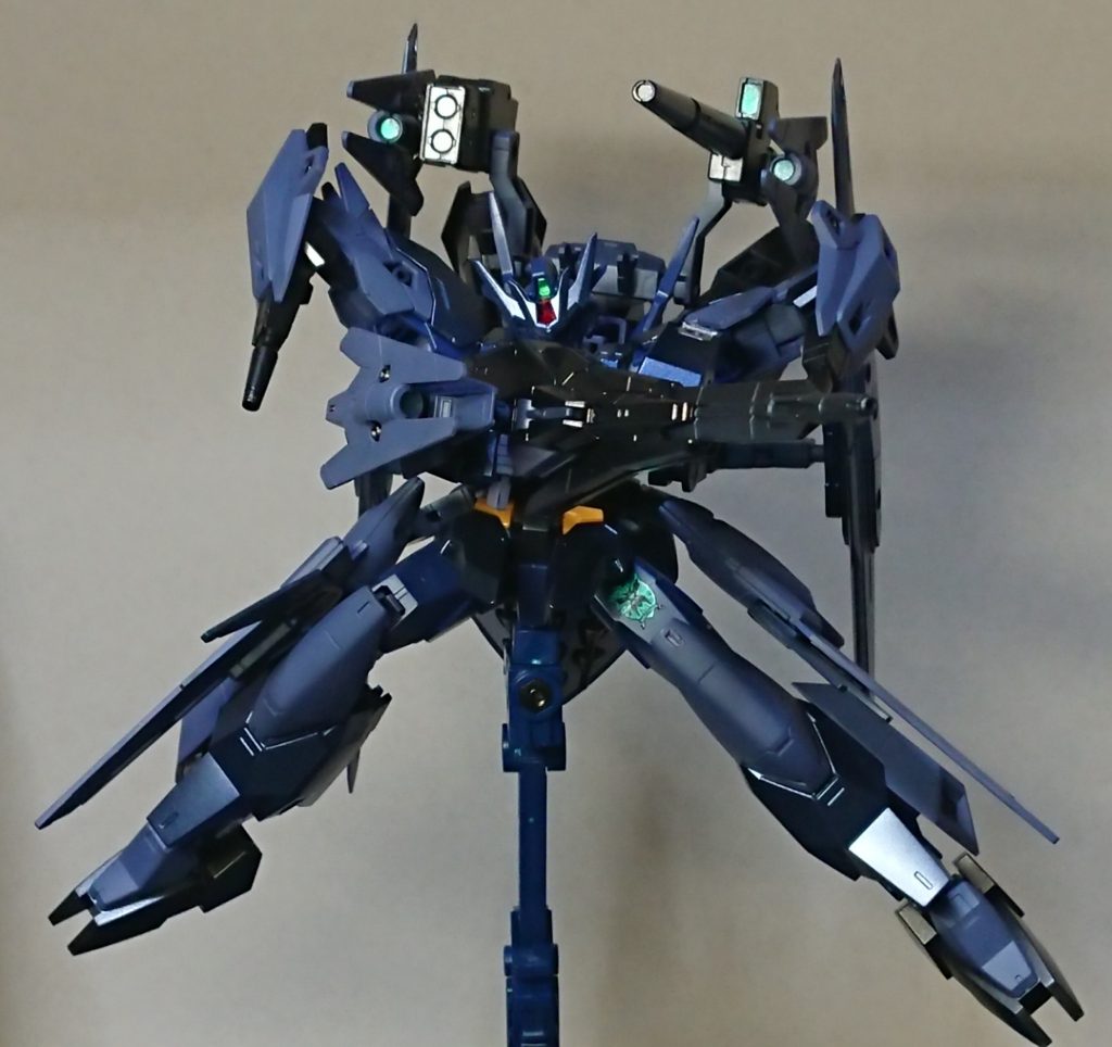 狙撃体勢。(脳内)設定としては中~遠距離戦に特化した機動性重視の機体。バインダーやマルチコンテナビット等の推進力によって直線ではトランザムに勝るとも劣らないスピードを出せる。機体のコンセプトはユーラヴェンと同じく、「あらゆる局面での狙撃を可能とする機体。」としていて、更に、機動性を活かすことで様々な方角から素早く狙撃することもできる。狙撃だけでなく中距離での射撃戦にも特化していて、単機で弾幕を張れる。特にファンネルやマニファービットといったオールレンジ兵器も搭載しているためこの機体に近づくことは極めて困難。ビームサーベルによる近接戦闘も可能。