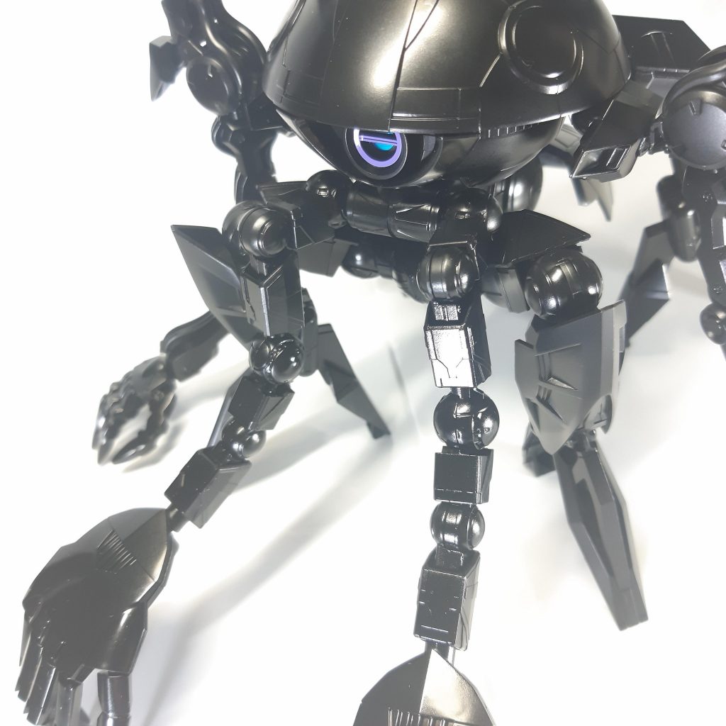 ウォドムポッドの腕を2セットつなげ、フィストジエンドを接続。フィストジエンドの指は切り離して独立可動化と、肉抜きをレジンで埋めています。