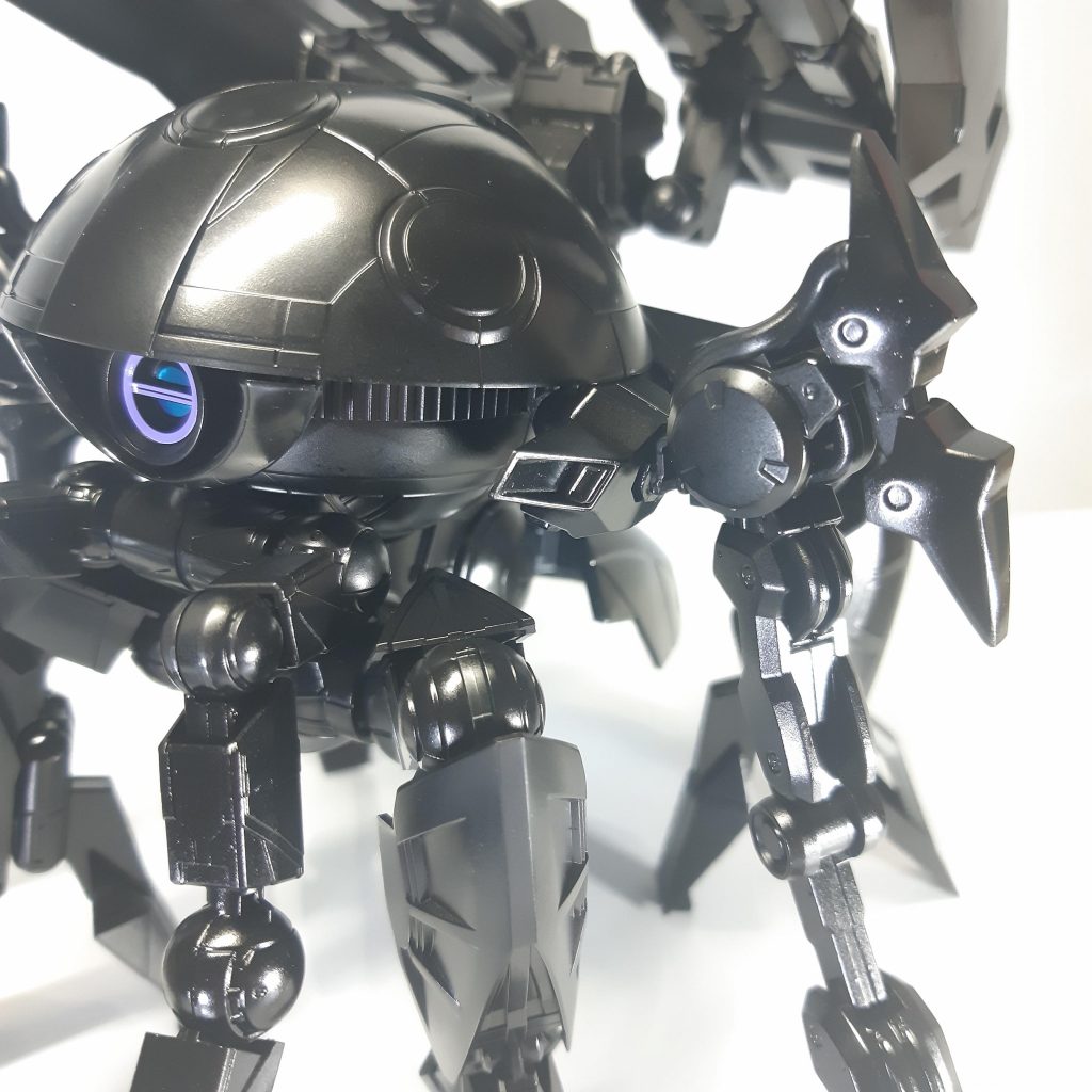 ウォドムポッドの武装のジョイントに、ジャイオーンの胸部を切り離して接着。ゼルトザームアームズも肉抜きをレジンで埋めています。