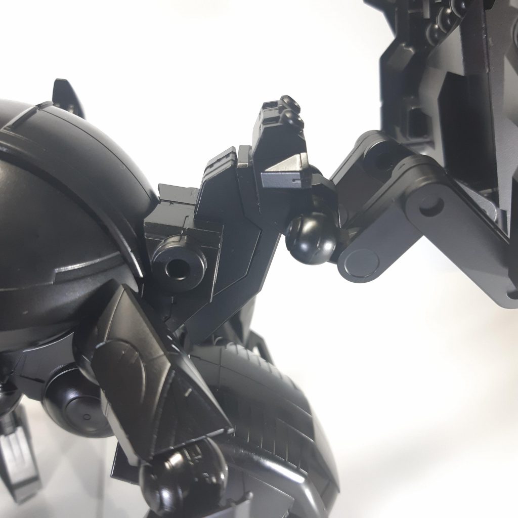 ジャイオーンのバックパックを上下逆にしてプラスアーマーに接着。重さですぐ抜けるので、ネオジム磁石で接続強化しています。