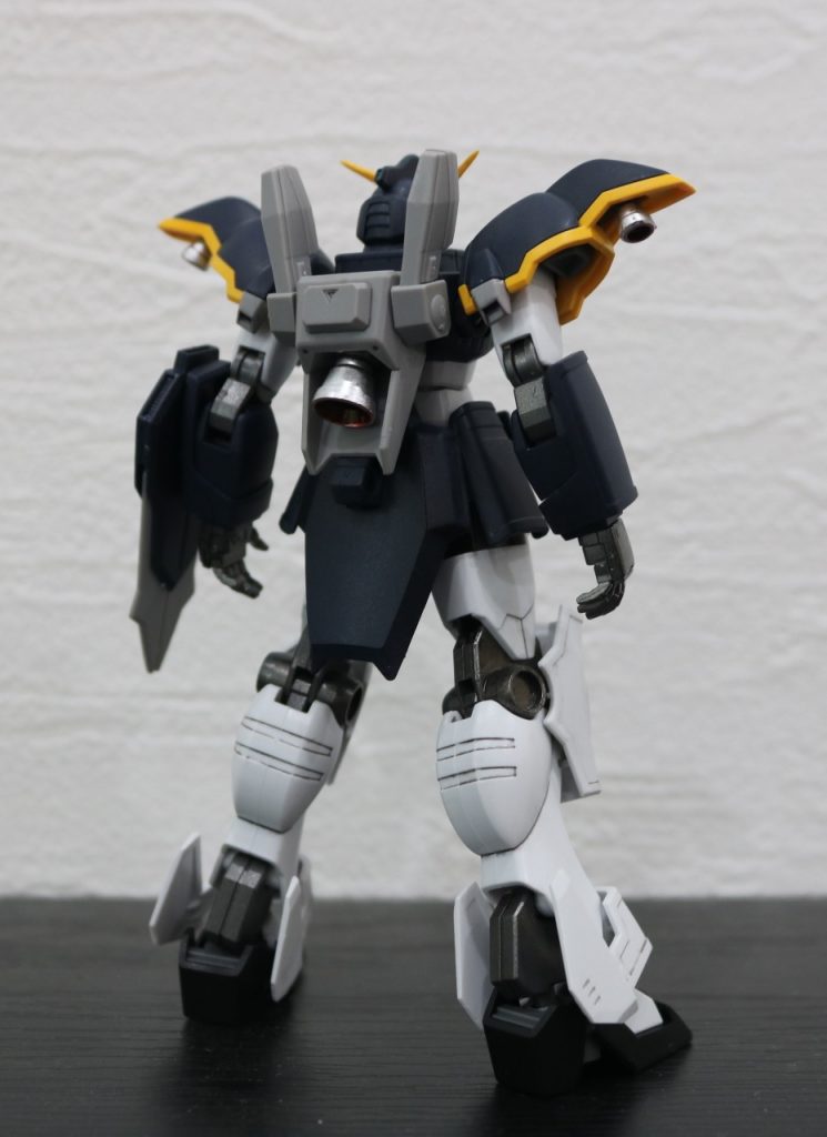 バックショット。バーニアはいつものシルバーとレッド。肩部分のバーニアも同じく。