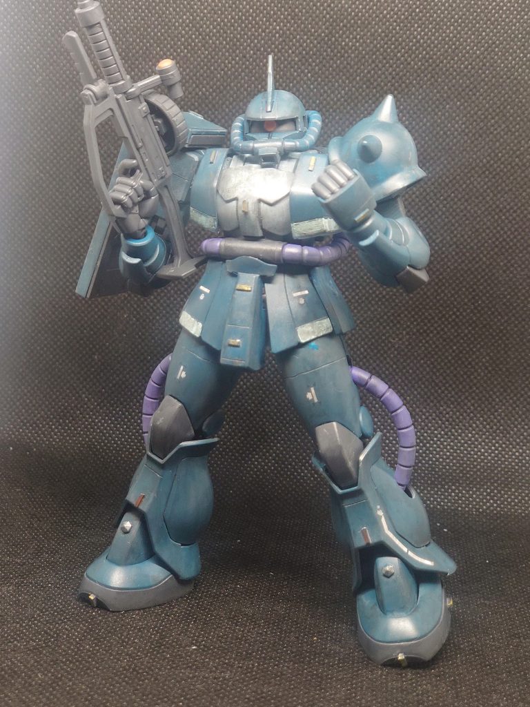 黒背景で一枚カラーリングはビルバイン夜間迷彩カラーをイメージして緑がかった藍色と白っぽい黄緑に。これだけでは微妙でしたが部分塗装を金色に、パイプを紫にする事でそれっぽい雰囲気が出せたと思います。