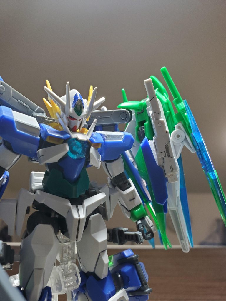 顔はクアンタの角をカットしてディナイアルのものを接着。肩は左右ともダブルオーのものに変更しました。そして、左バインダーに新武器の「GNバイヨネット」を追加しました。ケルディムのGNピストルⅡにクアンタのビットを接着、銃口部にダブルオー系統のビームサーベルグリップの先端を接着しました。銃口とグリップのくっつきが悪かったので、間にプラバンを一枚噛ませてます。顔とかは前のグリムほど上手くはいかなかったけどかっこよくできたと思ってます