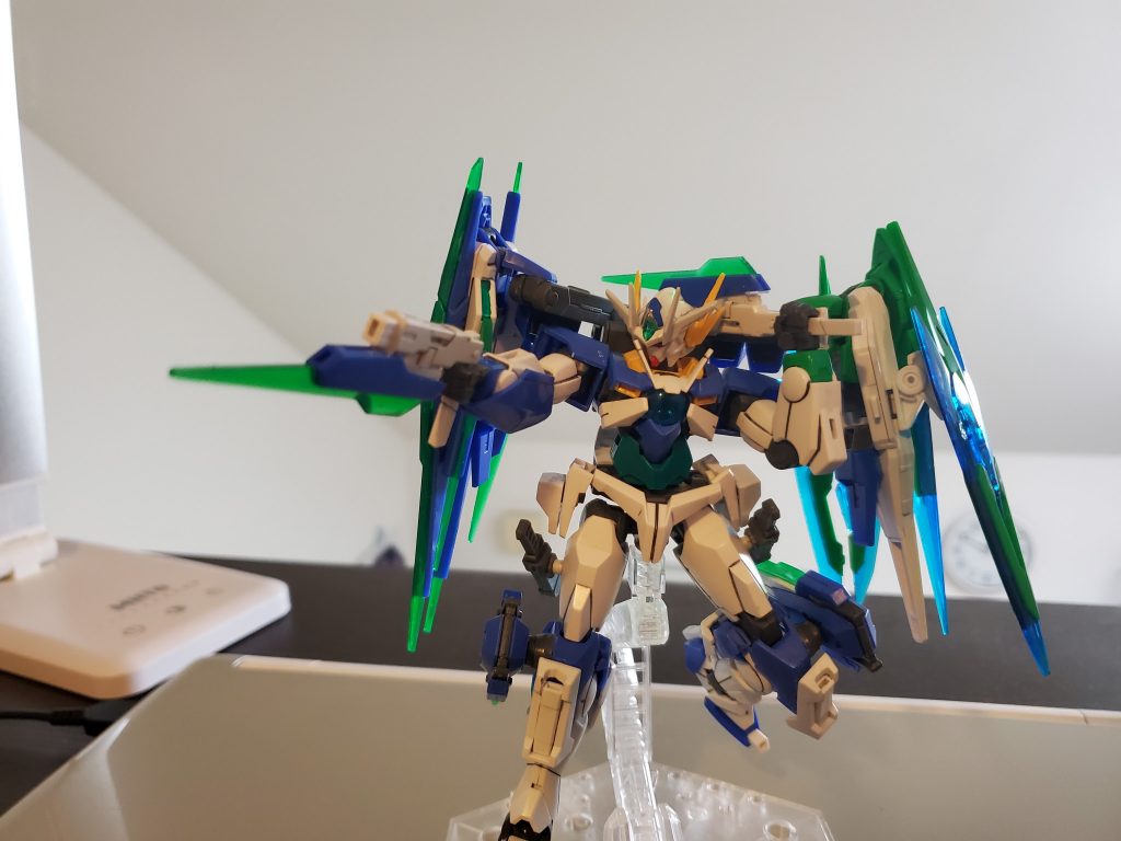 設定的には遠近両対応武装です。クアンタビッカーが近接に偏りすぎてたのでハンドガン程度は持ってた方が戦力的に良いのではと思い製作しました。懸架方法はバインダーの凸軸を削り、GNピストルⅡのダボ穴を貫通するように削って、はめてます。