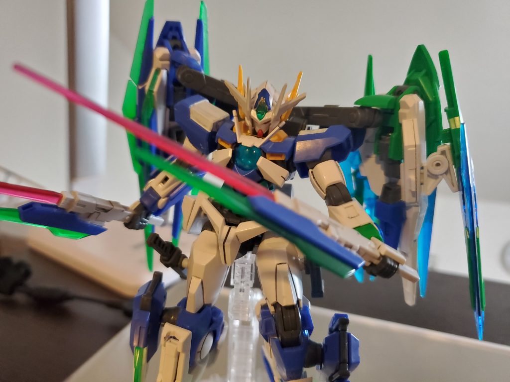 短いサーベルは小回りがきき、相手の攻撃を引っかけて絡めとることができるって設定。