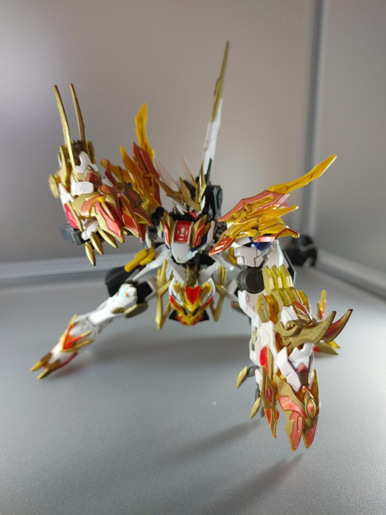 両腕にゴッドガンダムのようなア―ムカバーを付けてみました。ちなみにメイン写真のように回転させる事で二パターンの表現ができます。