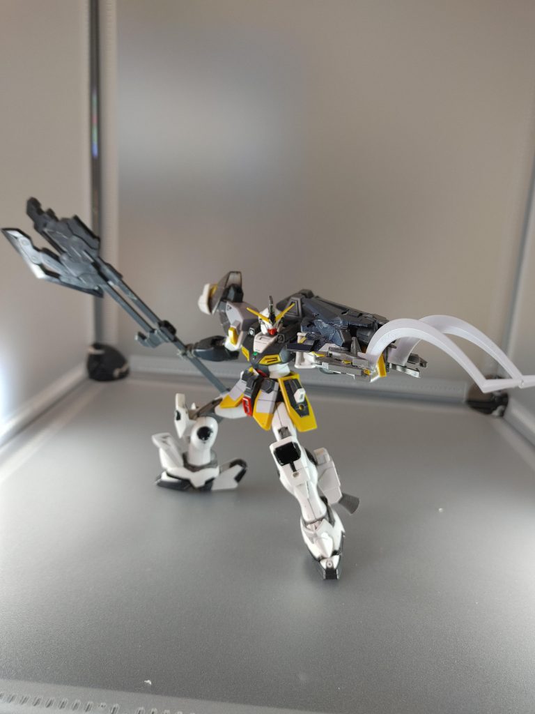 背中にマウントしてあるアックスとバンシィのようなア―ムドア―マ―をイメージしたシ―ルド(ヒ―トショ―テル内臓)を装備。